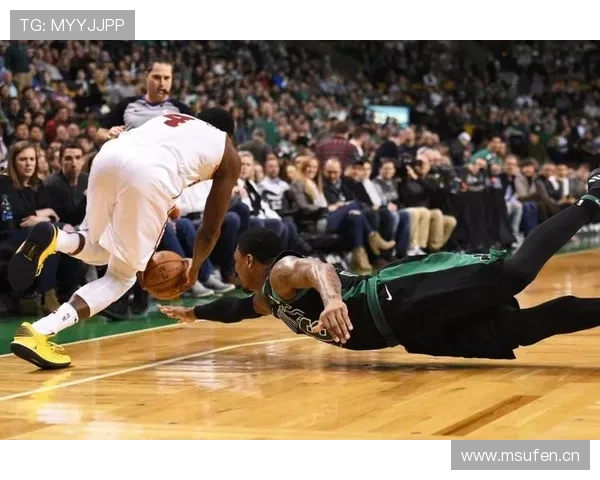 马尔蒂诺执教理念强调控球与高位逼抢，战术体系注重攻守平衡