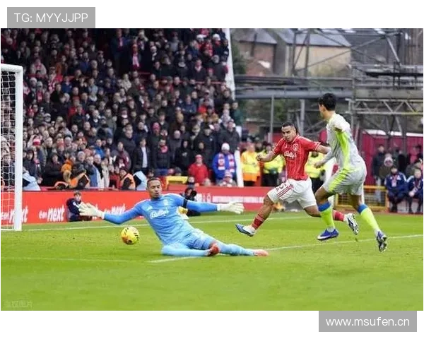 曼联战术执行持续崩盘，场上混乱加剧争四形势承压