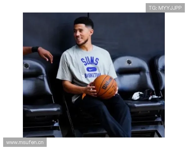 布克训练完顺手买下整条街的咖啡，店员说他连小票都不看